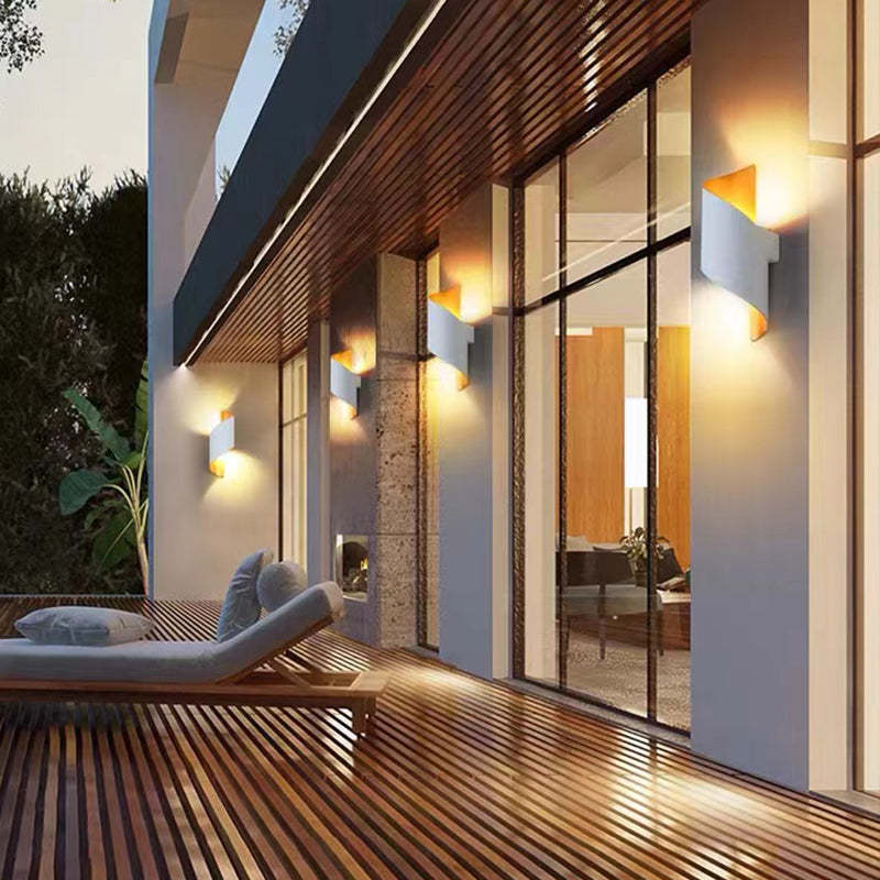 Twisted Design LED Wall Light – Contemporary Spiral Fixture