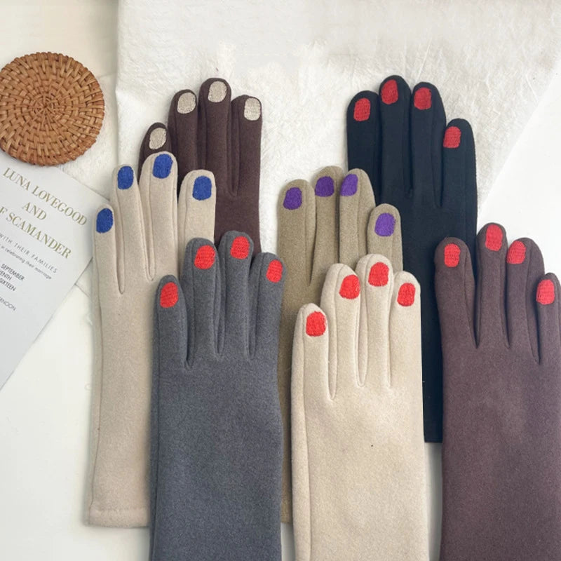 Chic Touchscreen Winter Mittens with Manicure-Inspired Design