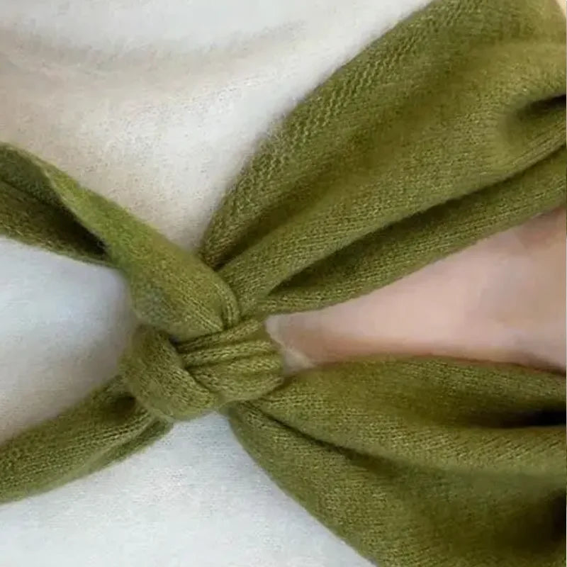 Chic Triangular Knitted Scarf for Stylish Winter Wear