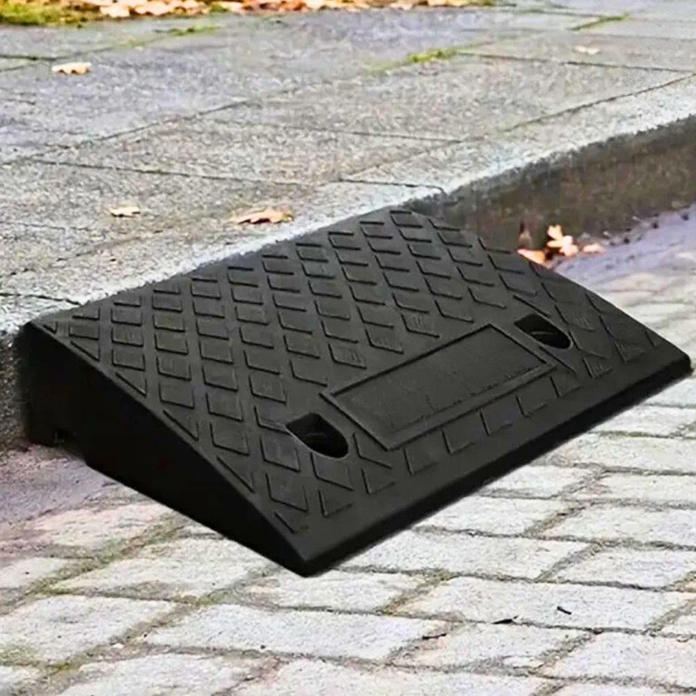 Versatile Curbside Access Ramp for Easy Navigation