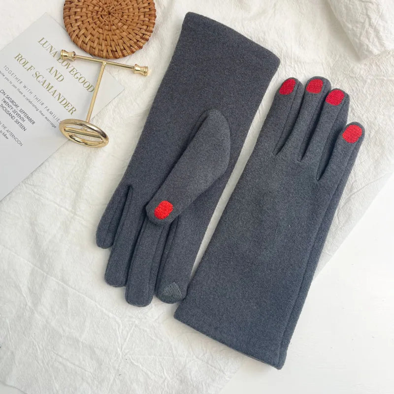 Chic Touchscreen Winter Mittens with Manicure-Inspired Design