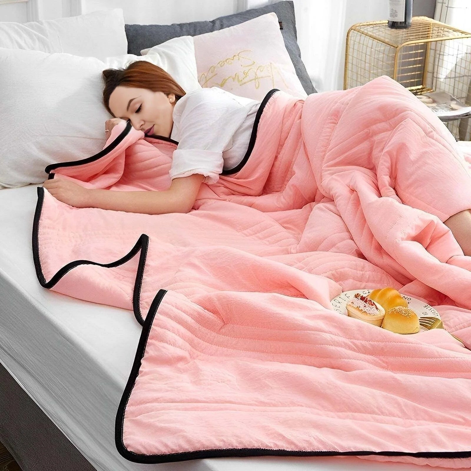 Cooling Throw Blanket Moisture-Wicking Hypoallergenic Polyester