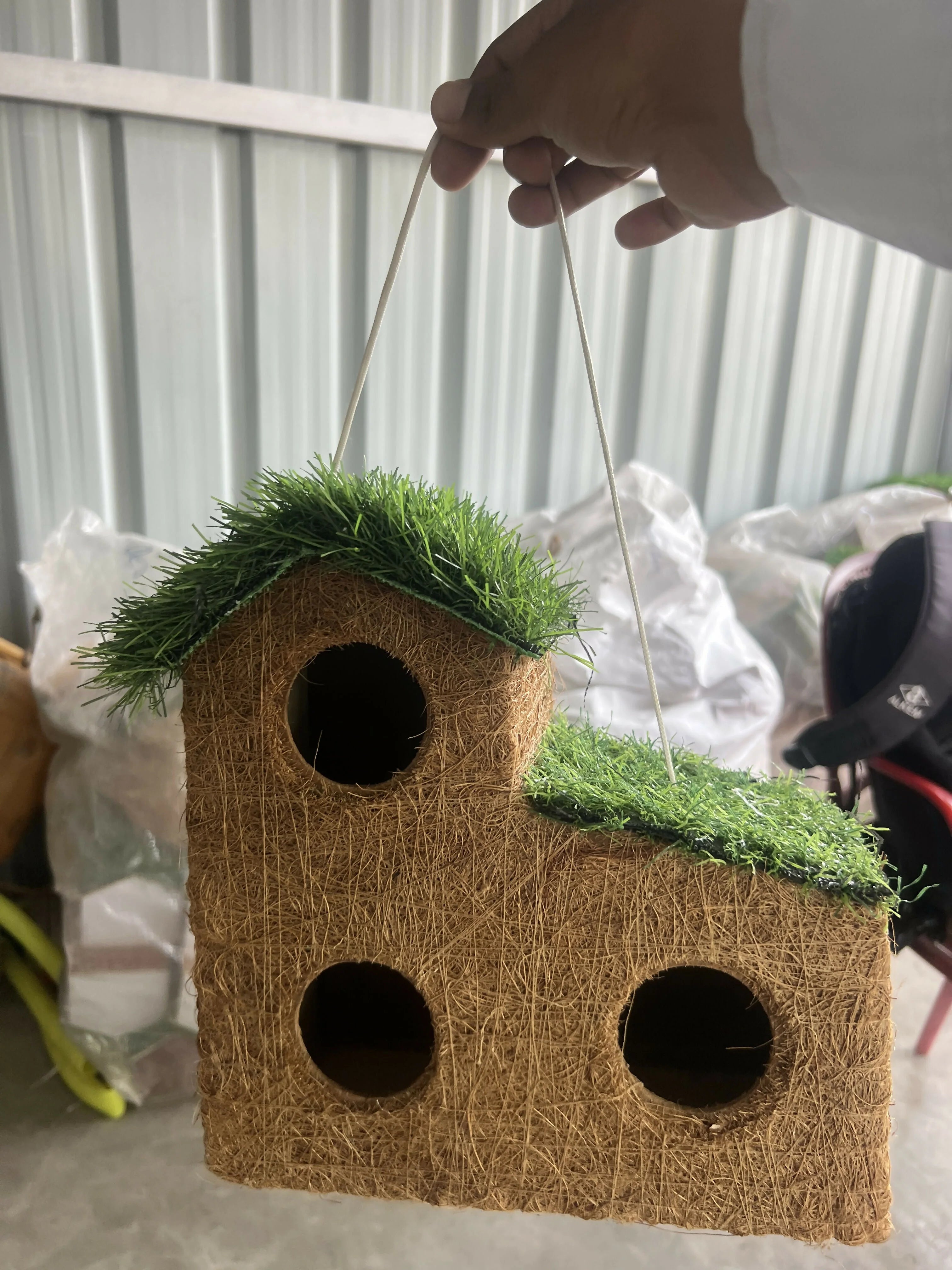 Garden Birdhouse Three-Compartment Coconut Fiber Grass Roof