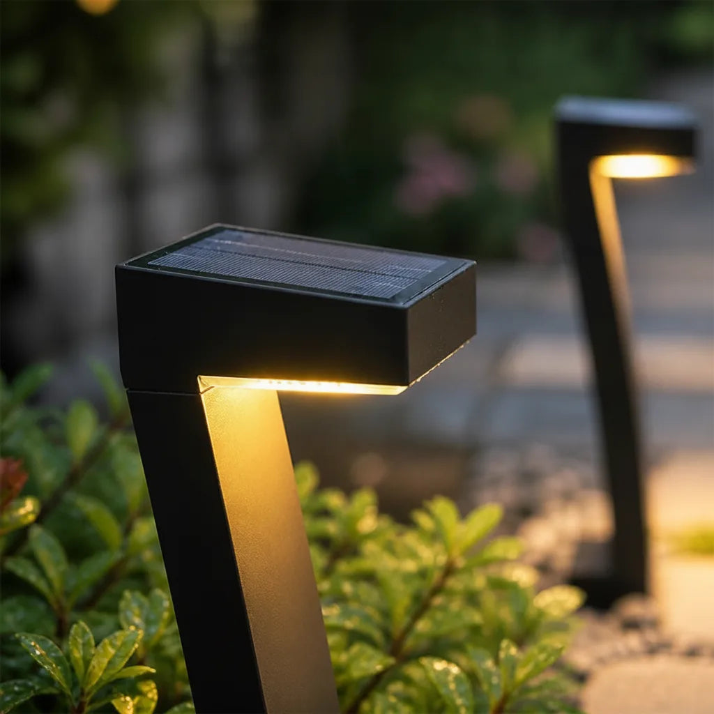 Outdoor Path Light Solar Dusk-to-Dawn IP65