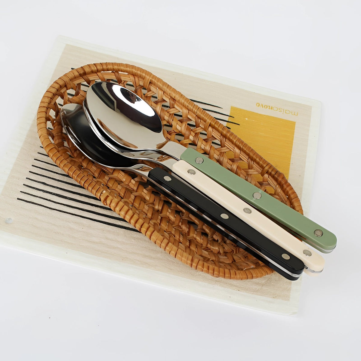 Sophisticated 24-Piece Flatware Collection with Sleek Handles