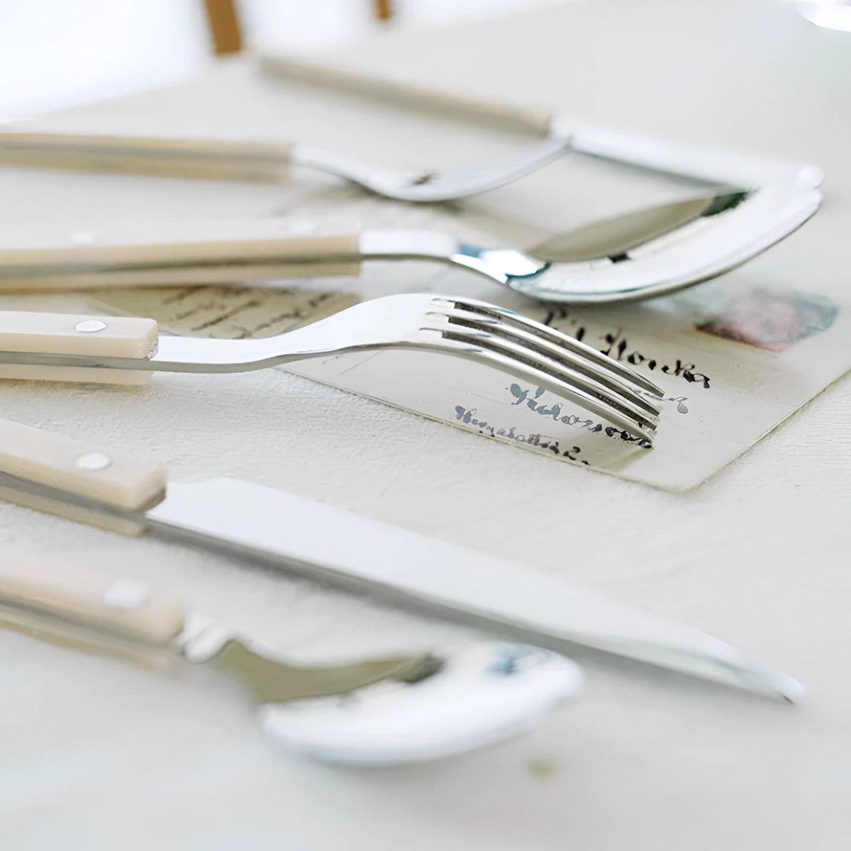 Sophisticated 24-Piece Flatware Collection with Sleek Handles