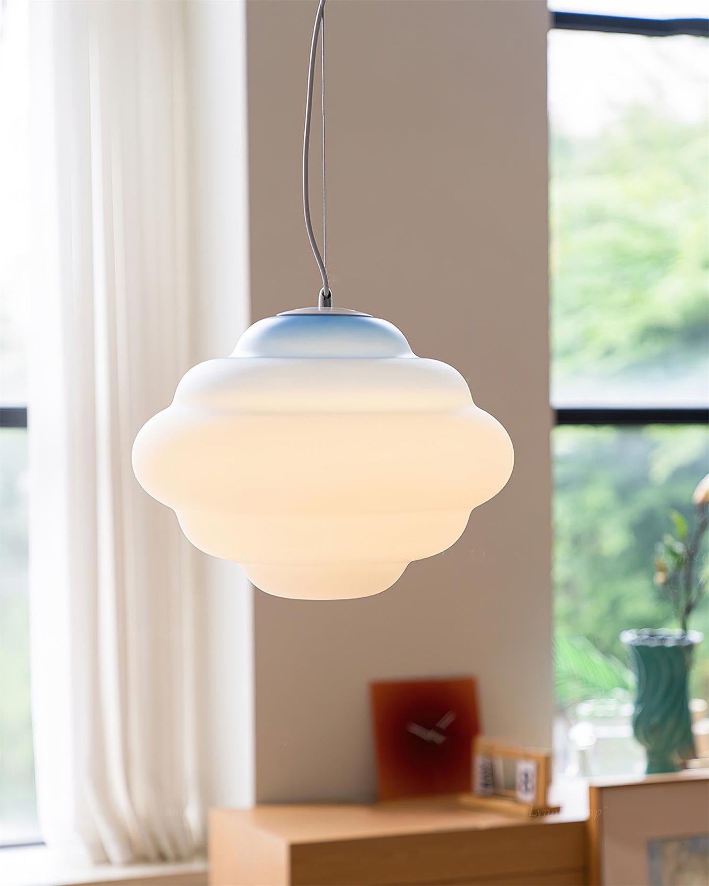 Gradient Pendant Light with Soft Light Diffusion