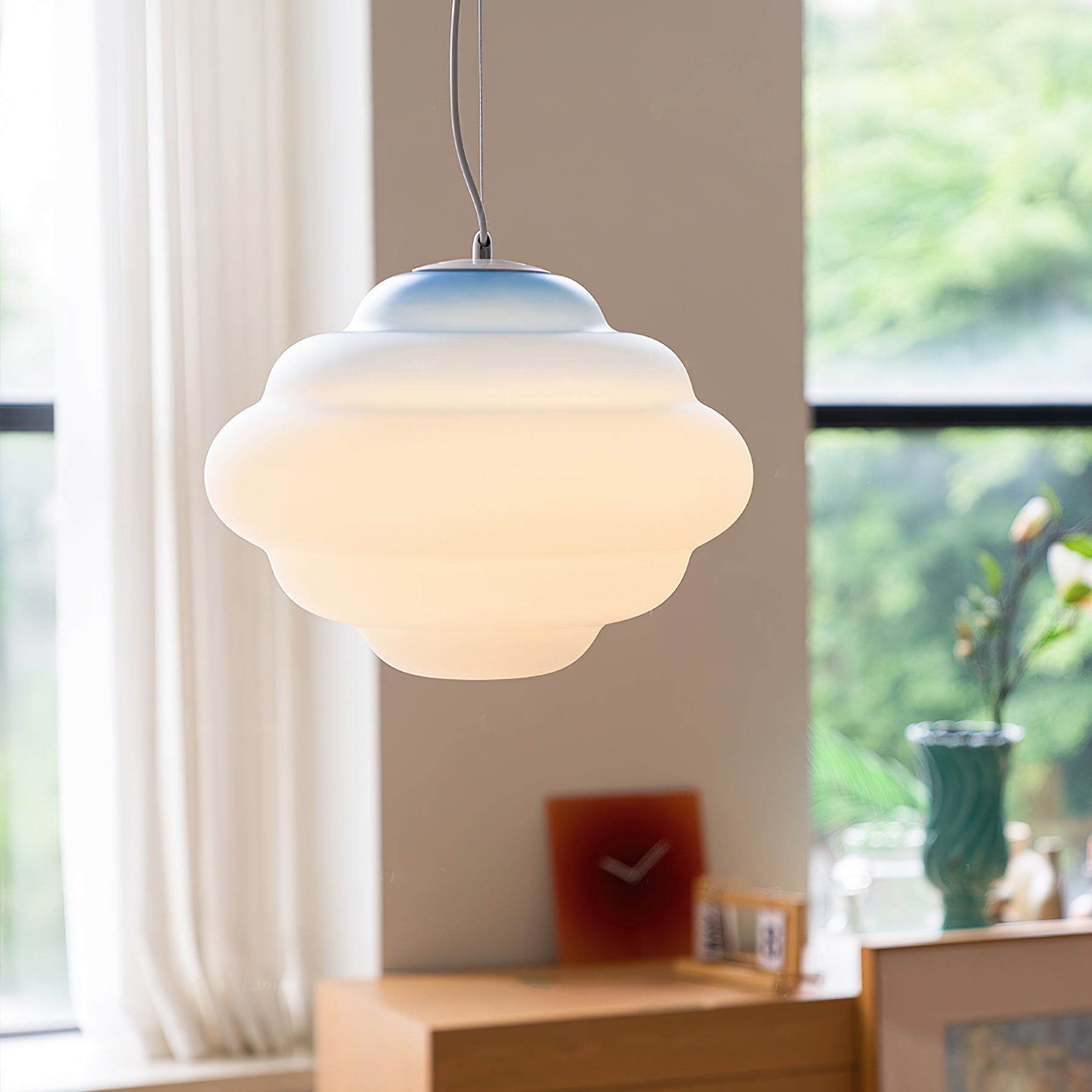 Gradient Pendant Light with Soft Light Diffusion