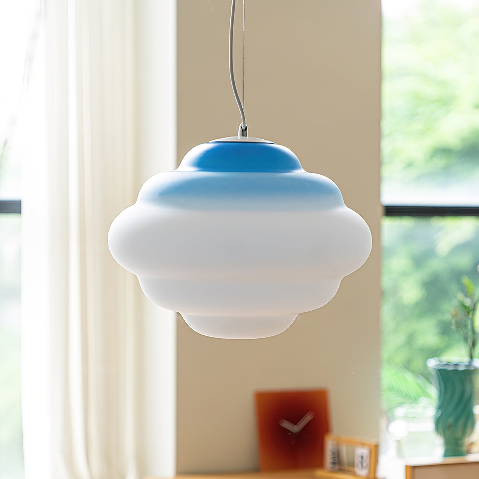 Gradient Pendant Light with Soft Light Diffusion