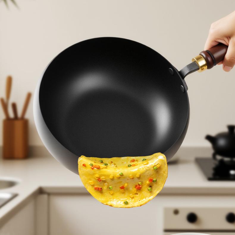 Handcrafted Iron Skillet with Wooden Handle – 24–28 cm