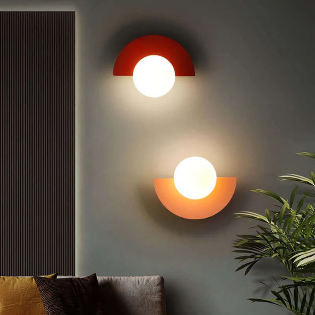 Sleek Metal Crescent LED Wall Sconce for Modern Spaces