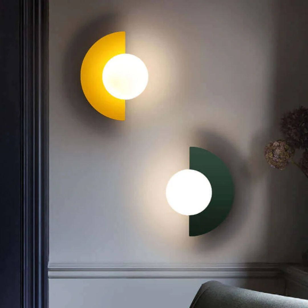 Sleek Metal Crescent LED Wall Sconce for Modern Spaces