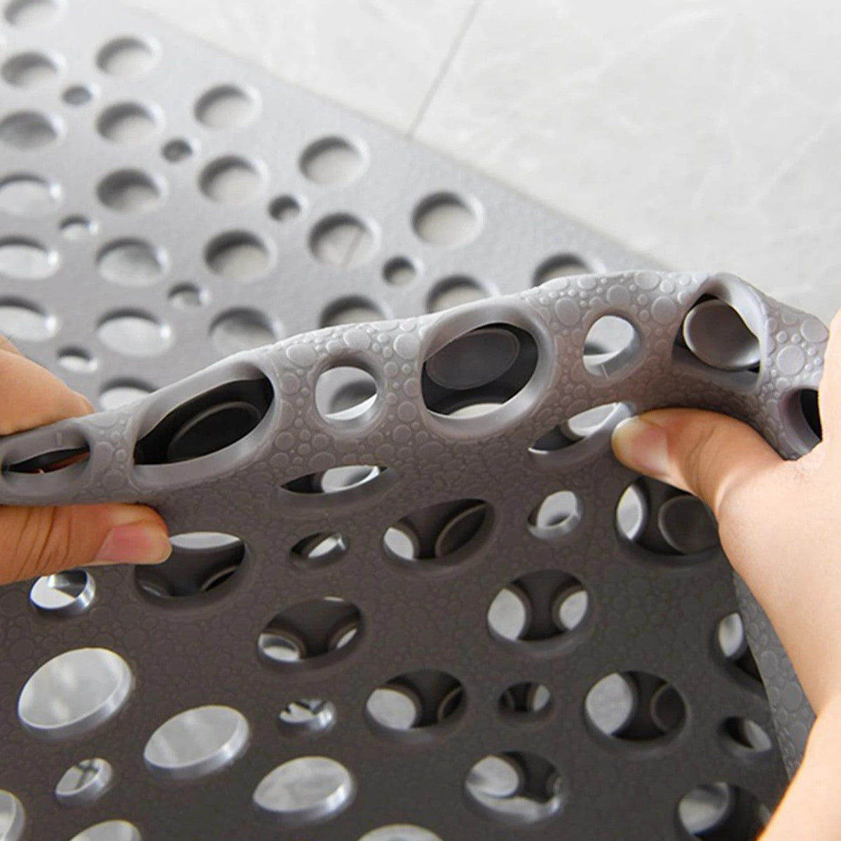 Secure and Quick-Dry Bath Mat with Superior Grip and Drainage