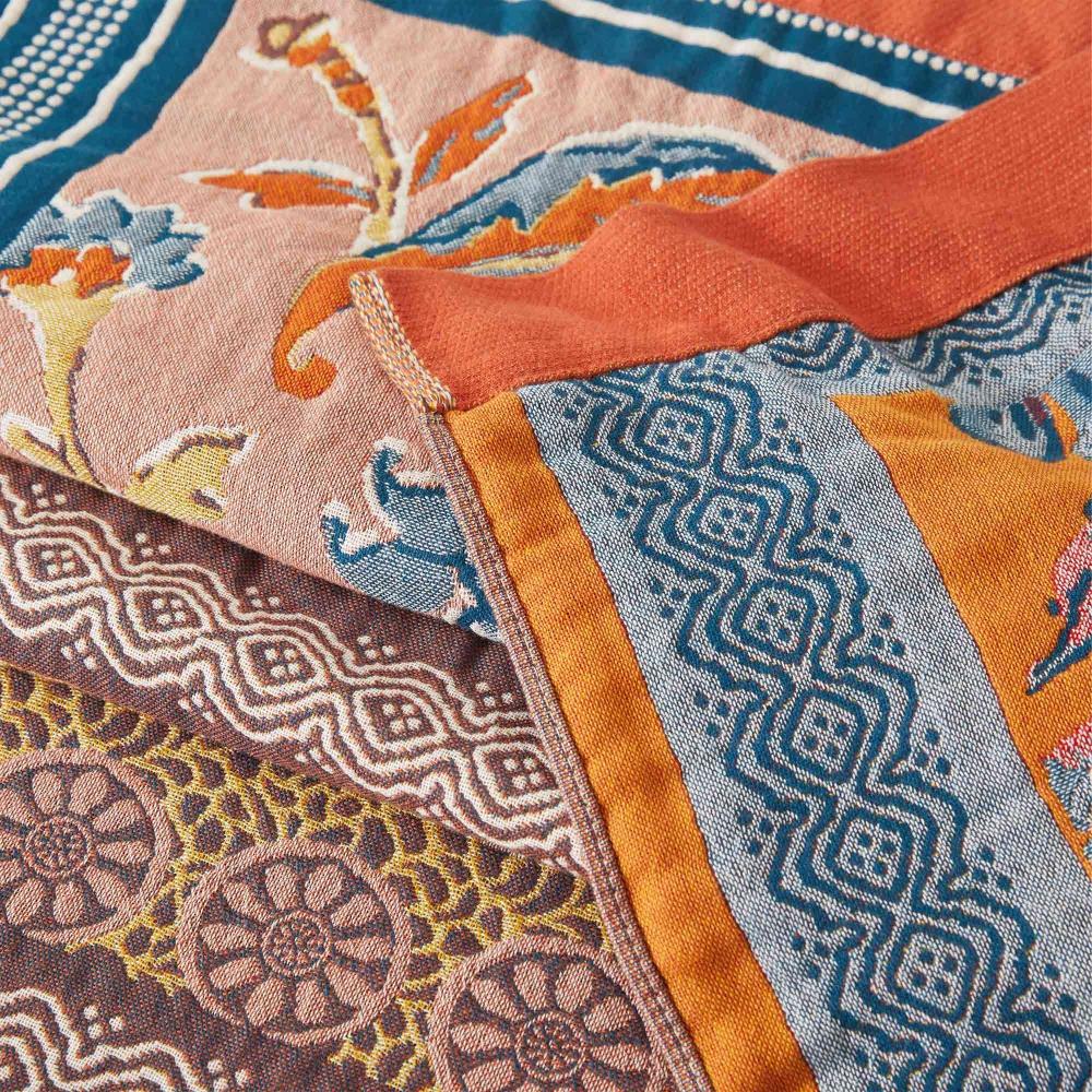 Stylish All-Season Throw Blanket with Geometric Design