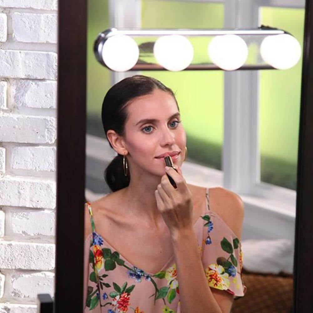 Portable LED Makeup Light with 4 Adjustable Bulbs