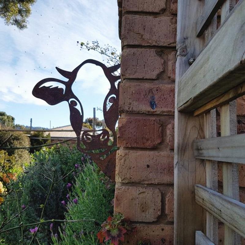 Charming Metal Garden Sculpture for Vibrant Outdoor Spaces
