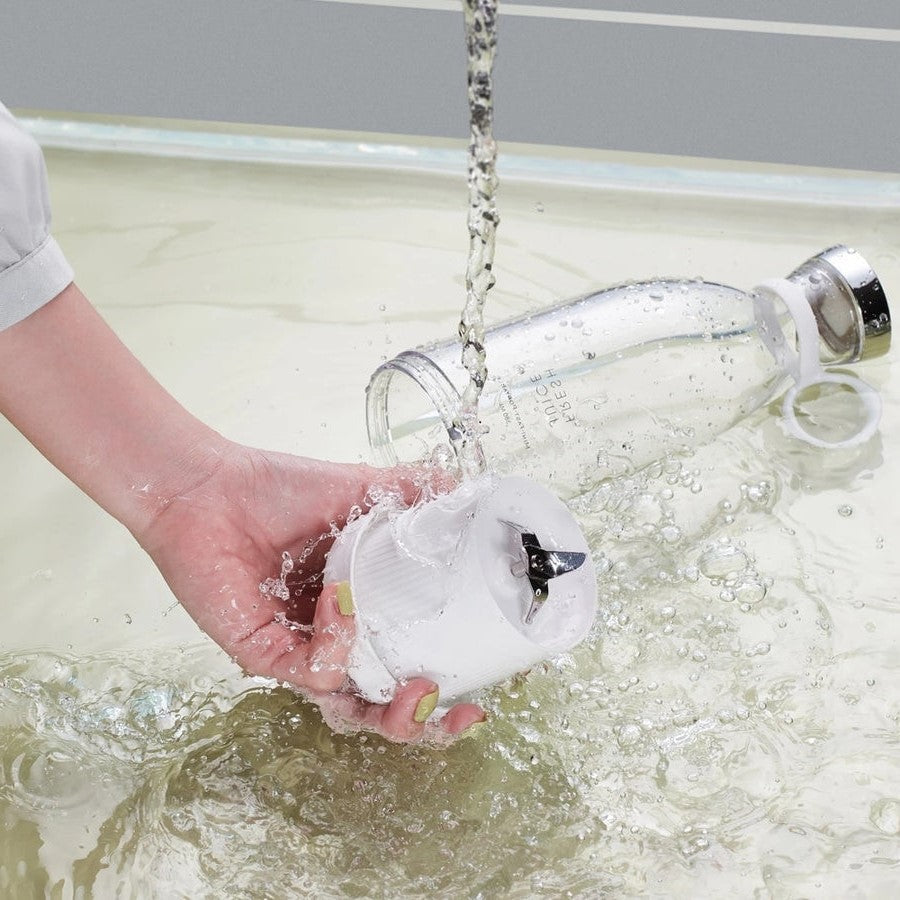 Compact and Convenient Juice Blender for On-the-Go