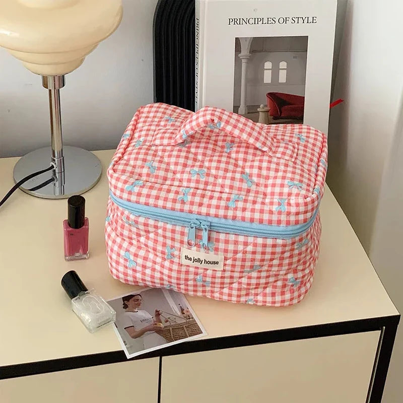 Chic Quilted Cosmetic Organizer – Spacious & Stylish for Travel