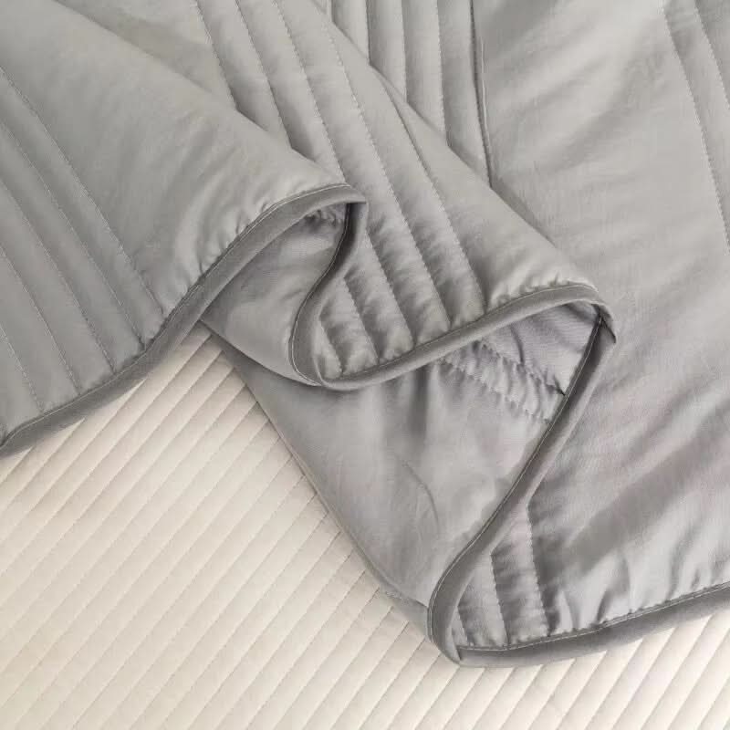 BreezeLayer – Ultra-Light Cooling Blanket for Summer Comfort