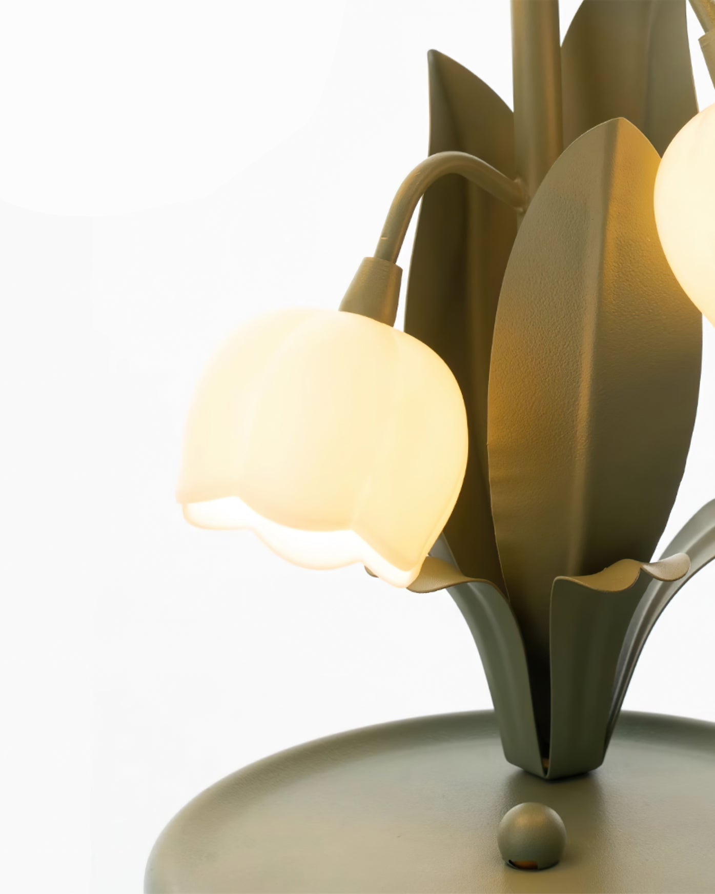 Artistic Floral Table Lamp - Sculptural Design