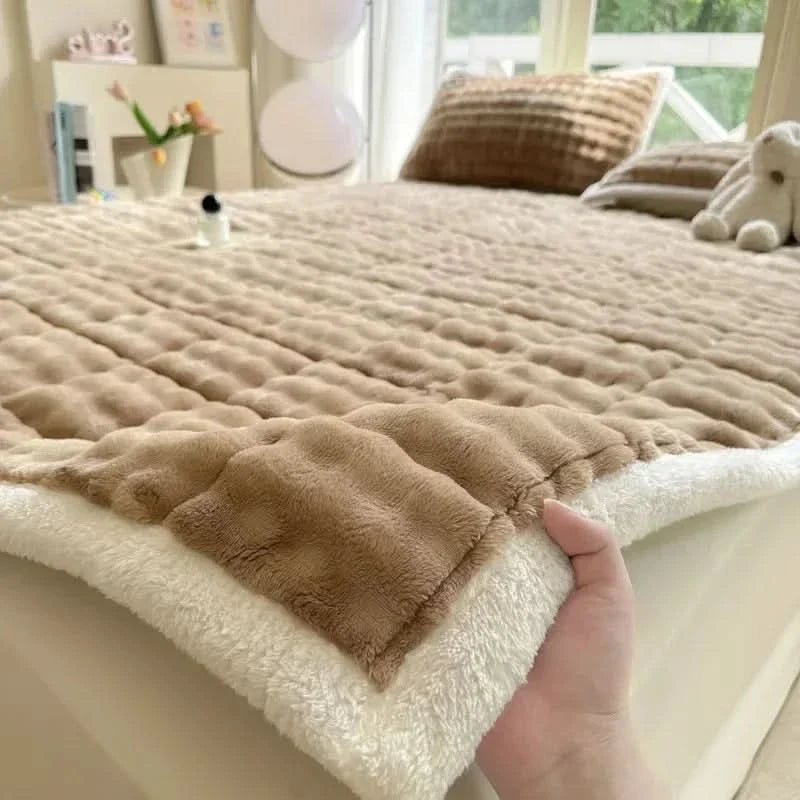 PlushFold Comfort – Versatile Foldable Mattress Cover