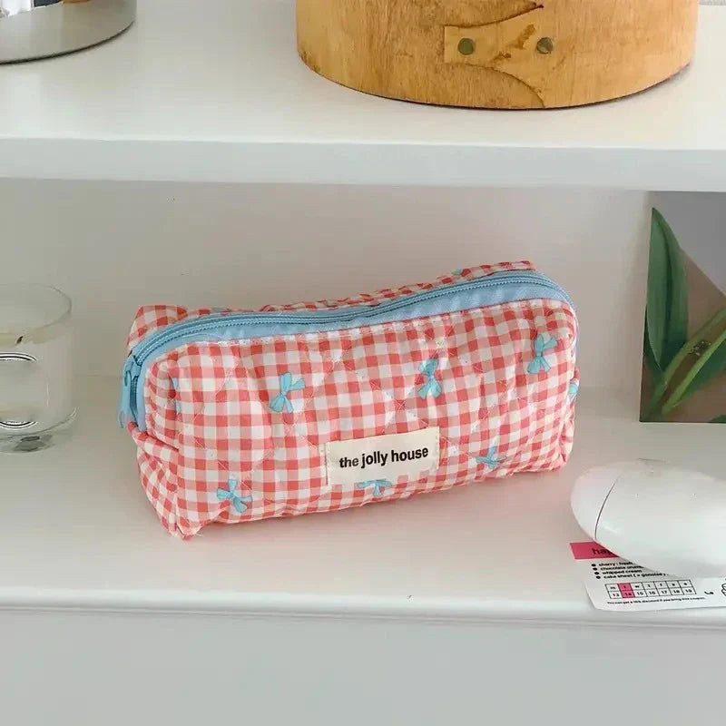 Chic Quilted Cosmetic Organizer – Spacious & Stylish for Travel
