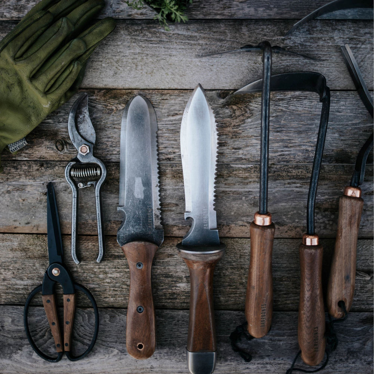 AdventureReady | Compact Survival Knife with Comfortable Grip