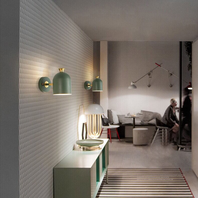 Sleek Single-Light Wall Fixture for Modern Spaces