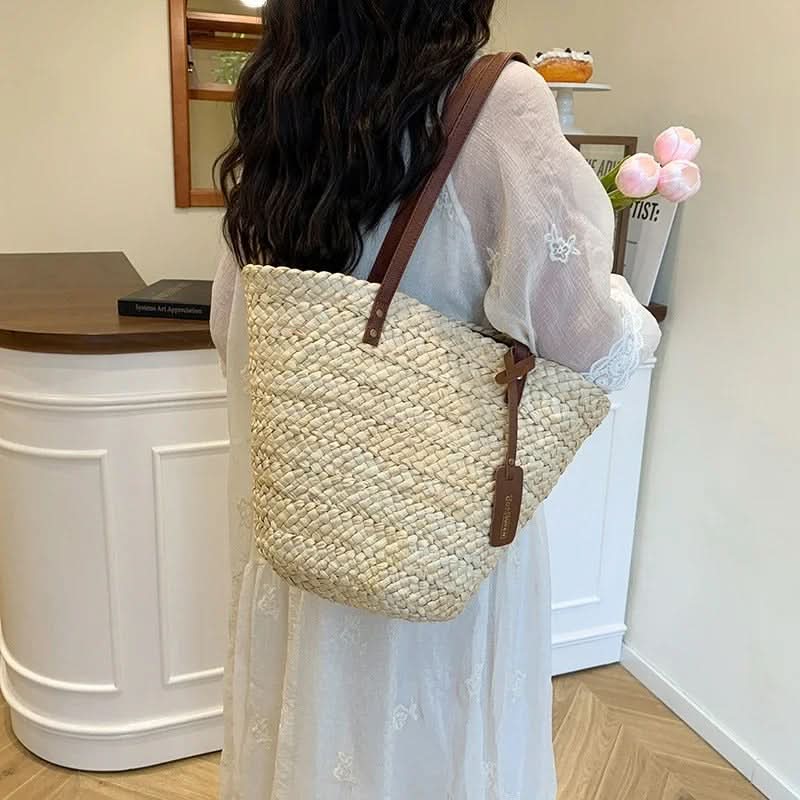 Coastal Chic – Stylish Woven Straw Tote for Summer Adventures