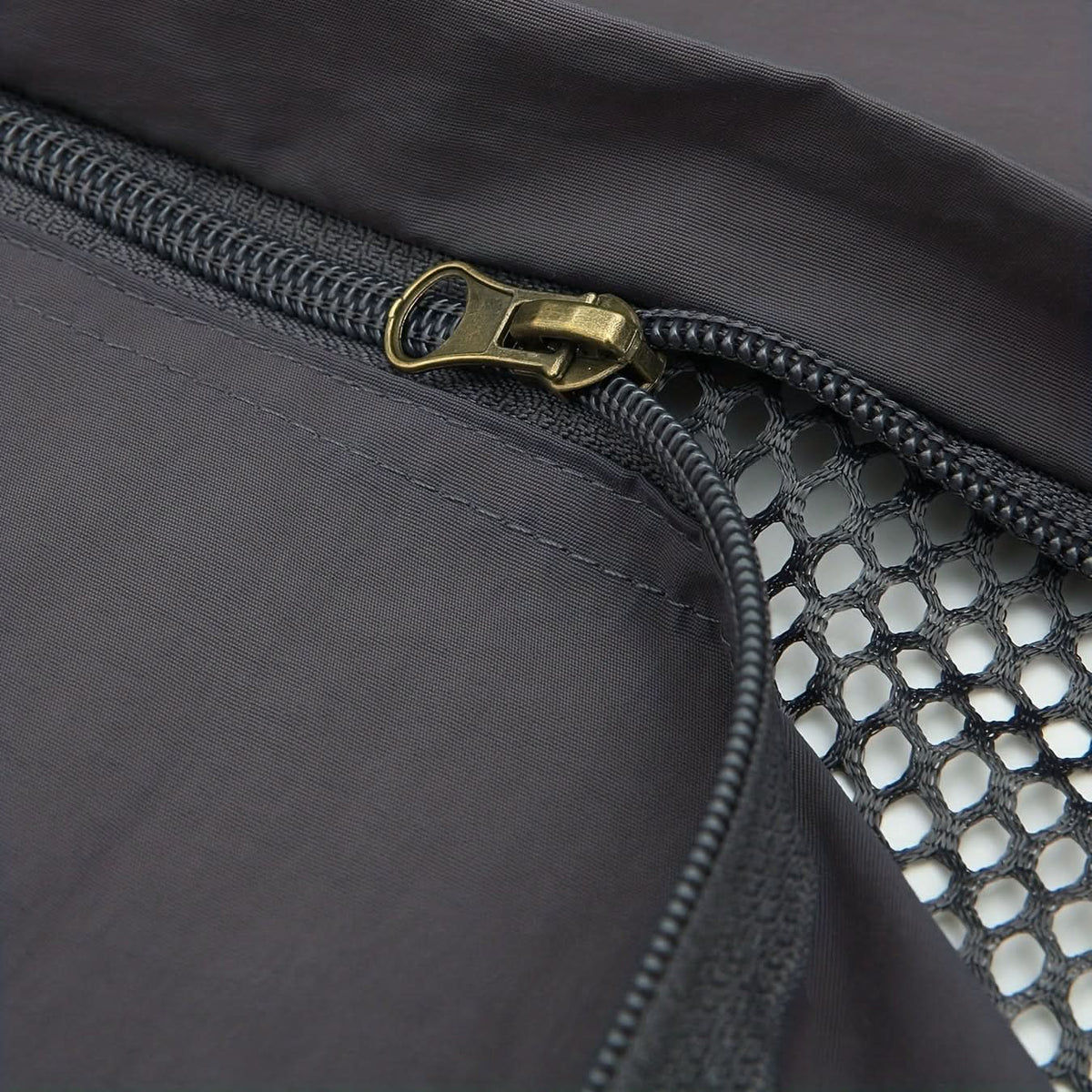ExplorerPro – Versatile Outdoor Vest with Secure Zippered Pockets