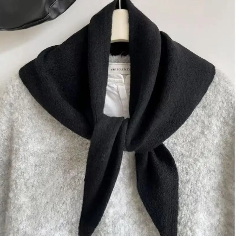 Chic Triangular Knitted Scarf for Stylish Winter Wear