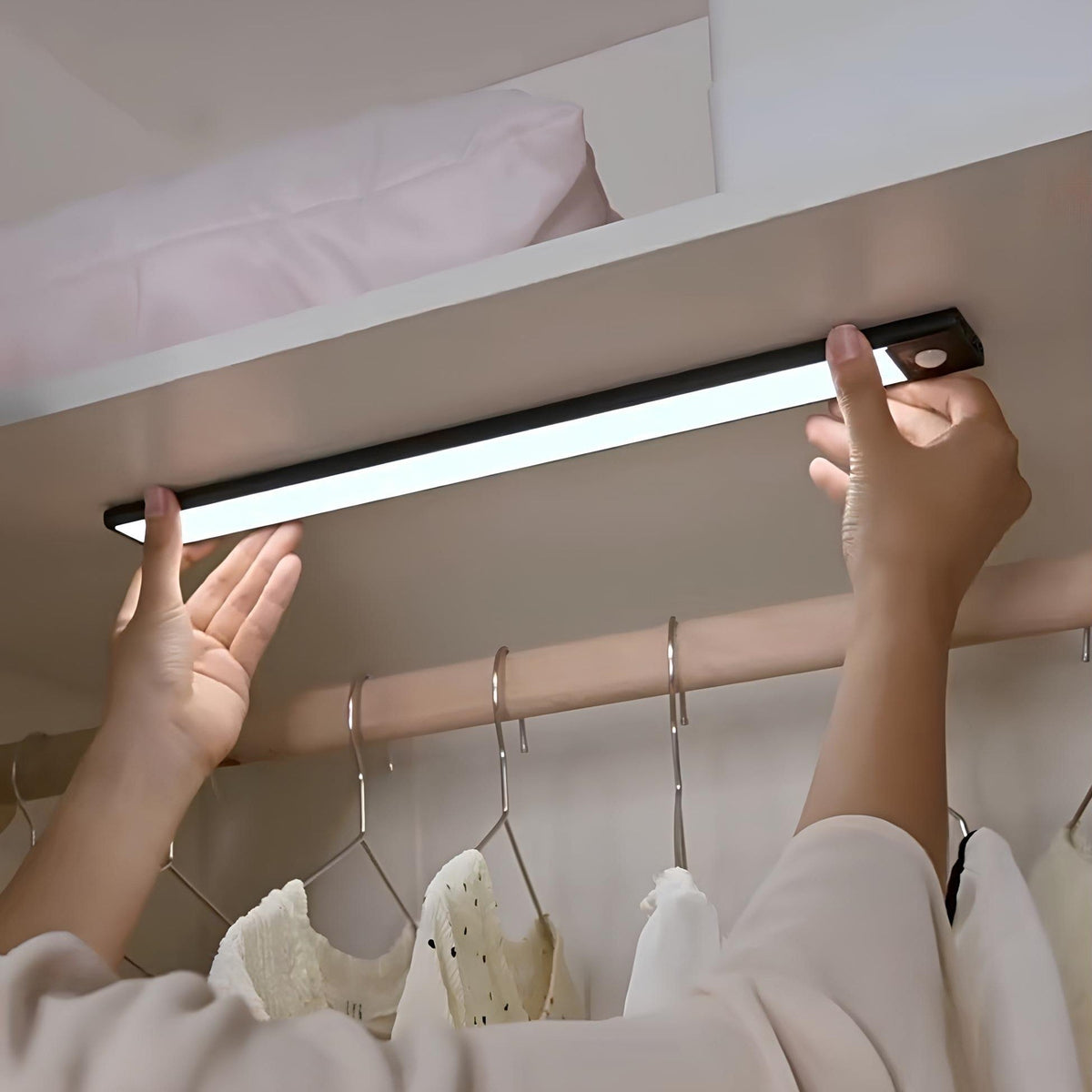 Smart Motion-Activated LED Night Light – Wireless Adhesive Illumination for Your Home