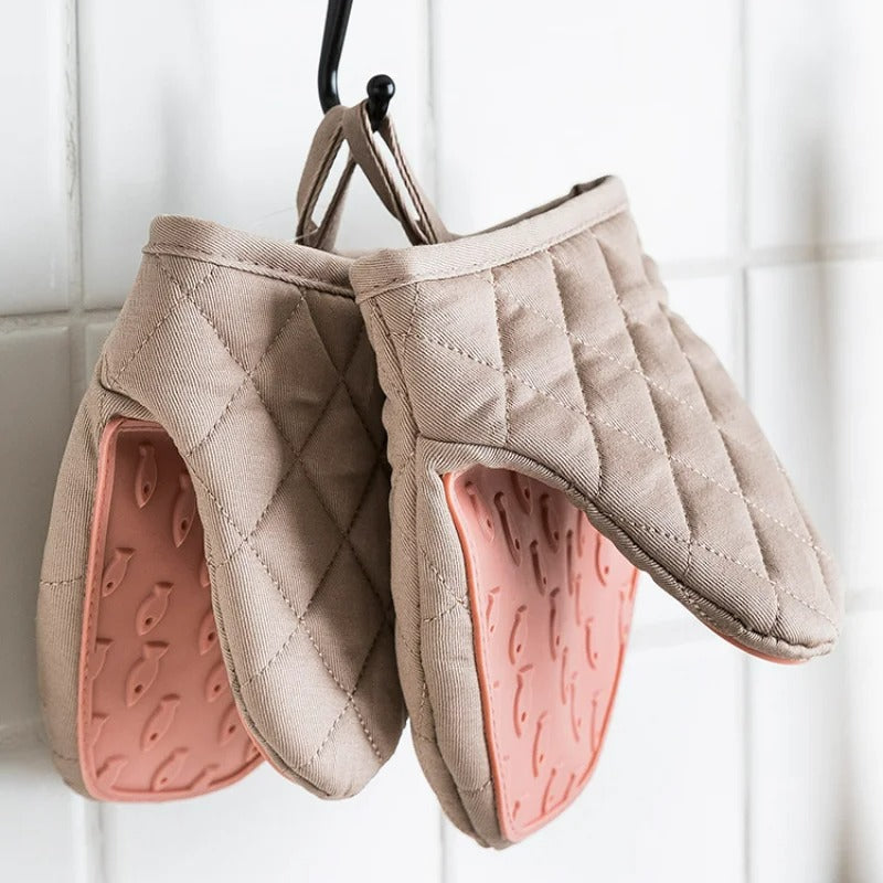 Silicone Oven Mitt in Fish Shape – Versatile Kitchen Tool