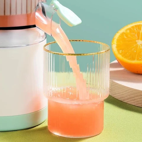 Compact USB Citrus Juicer for Fresh Juice On-the-Go