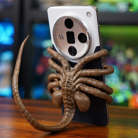 Quirky Alien Embrace Phone Stand