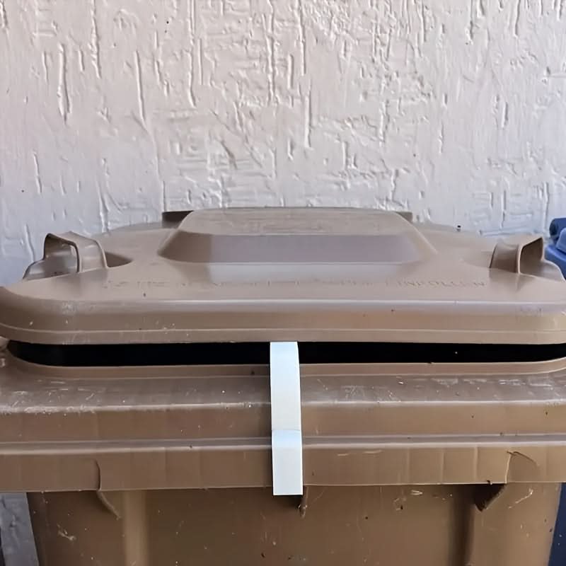 BreezeGuard – Odor Control Clip for Trash Bins