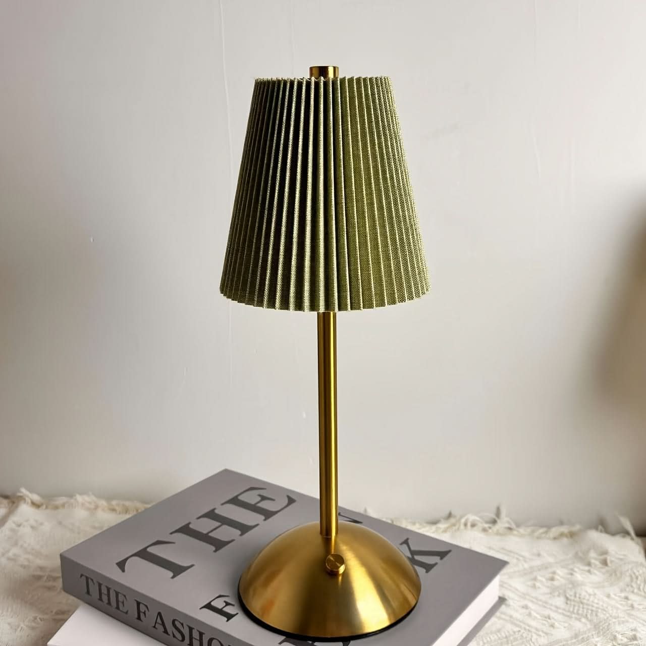 SereneGlow – Cordless Dimming Nightstand Lamp with Color Options
