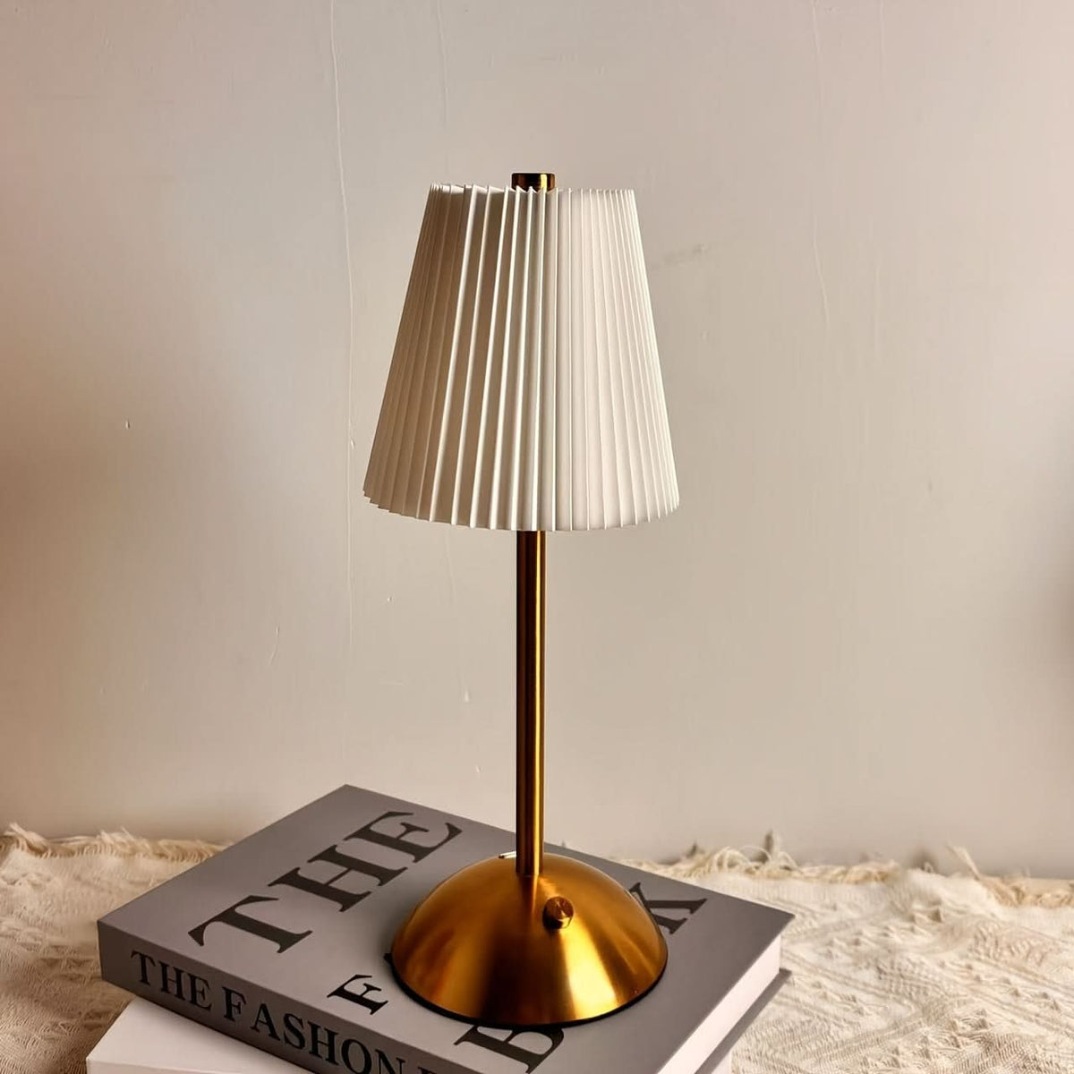 SereneGlow – Cordless Dimming Nightstand Lamp with Color Options