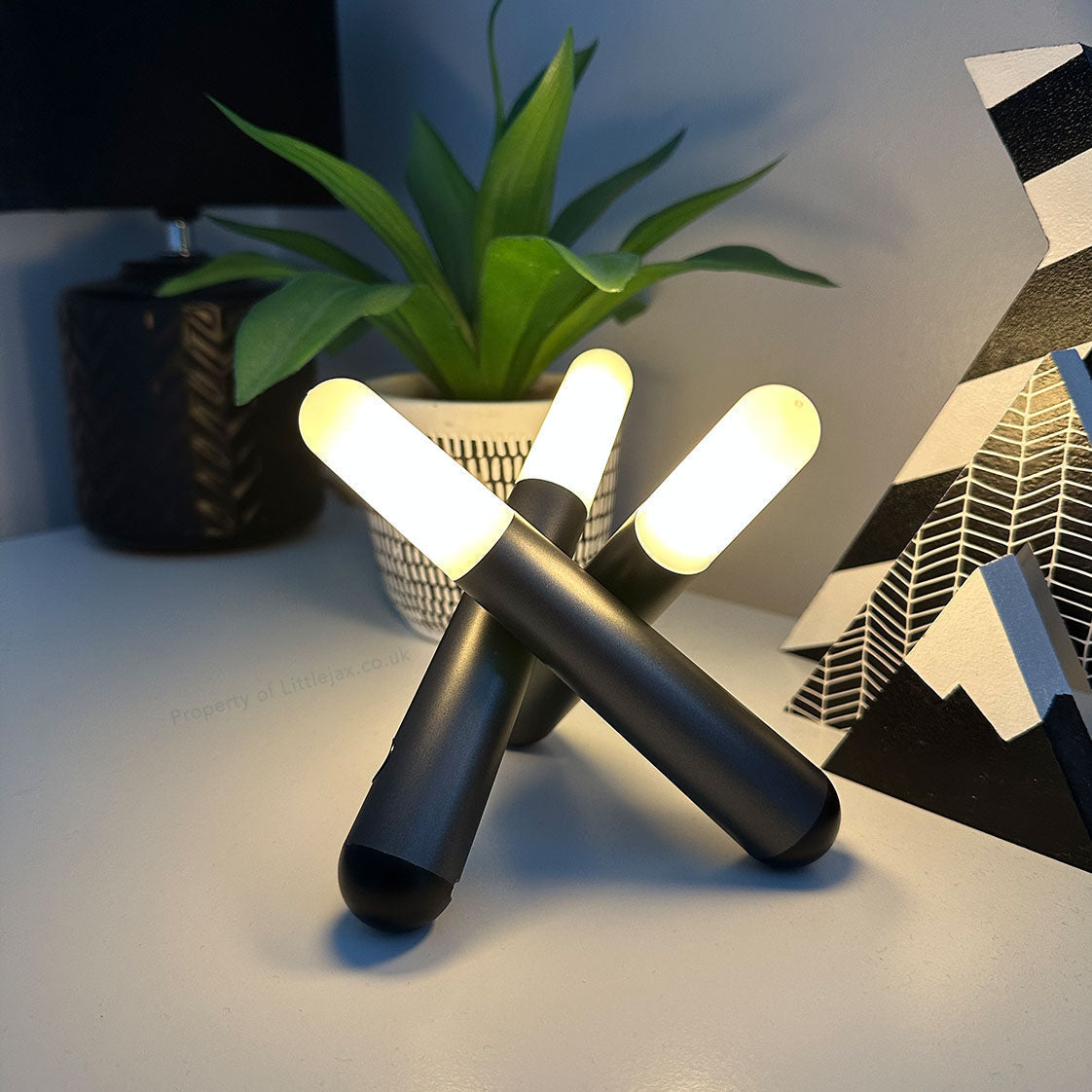 Three-Head Adjustable Lamp for Versatile Lighting