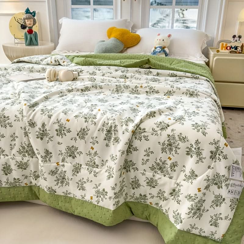 BreezeNest - Lightweight Floral Summer Quilt for Cozy Nights