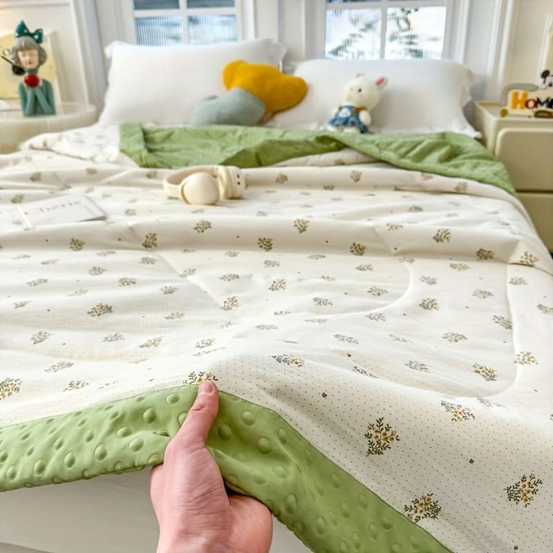 BreezeNest - Lightweight Floral Summer Quilt for Cozy Nights