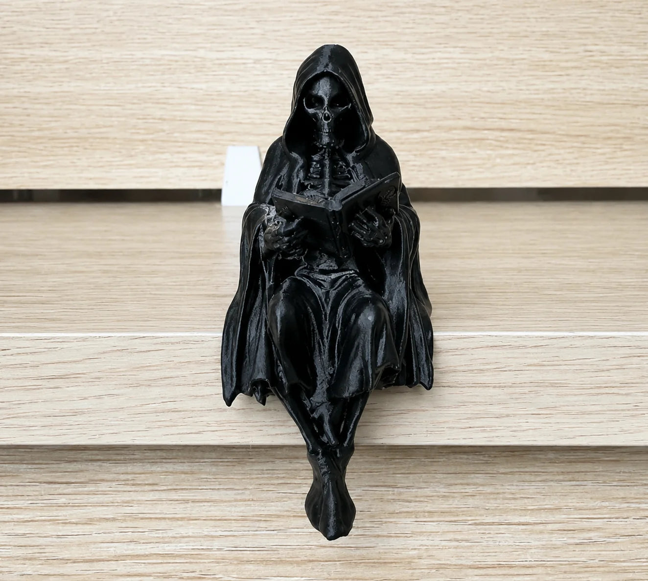 Bookshelf Figurine Hooded Reader Resin Compact