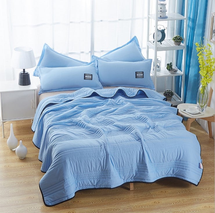 Cooling Blanket Moisture-Wicking Breathable & Hypoallergenic
