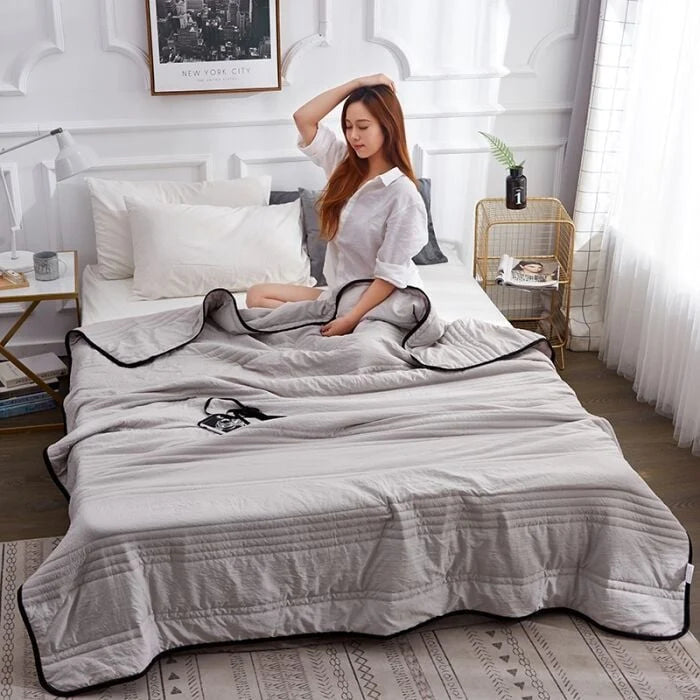 Cooling Blanket Moisture-Wicking Breathable & Hypoallergenic