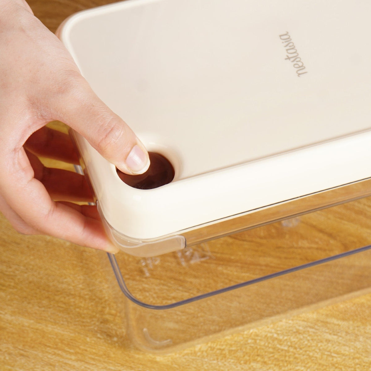 Ice Cube Tray One-Press Release 32-Cube Storage & Scoop