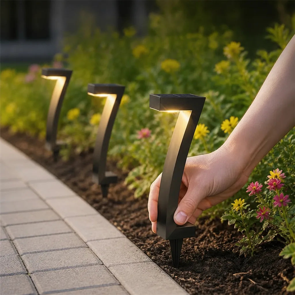 Outdoor Path Light Solar Dusk-to-Dawn IP65