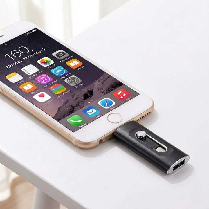 Versatile Tri-Connector USB Drive for All Your Devices