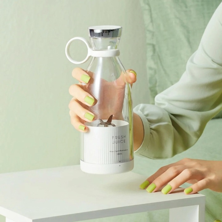 On-the-Go Smoothie Mixer 420ml – Rechargeable & Effortless Blending