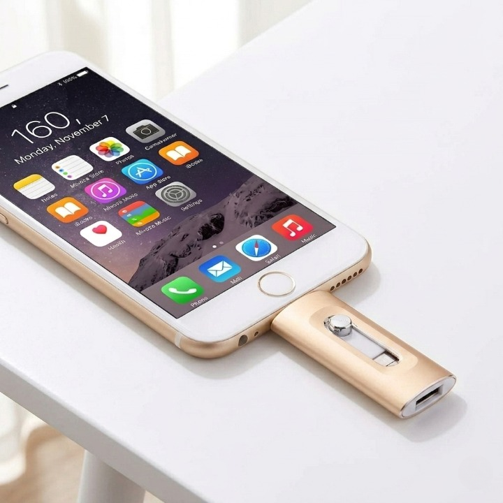 Versatile Tri-Connector USB Drive for All Your Devices