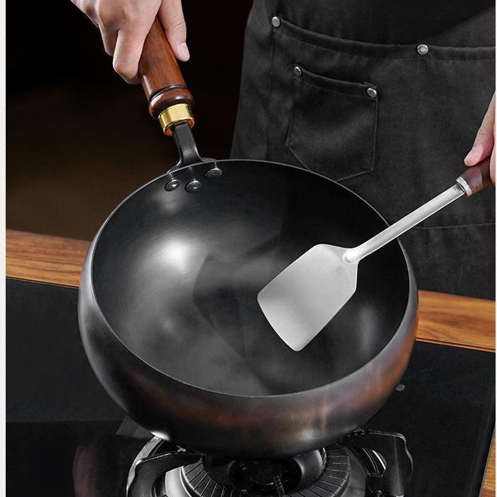 Handcrafted Iron Skillet with Wooden Handle – 24–28 cm
